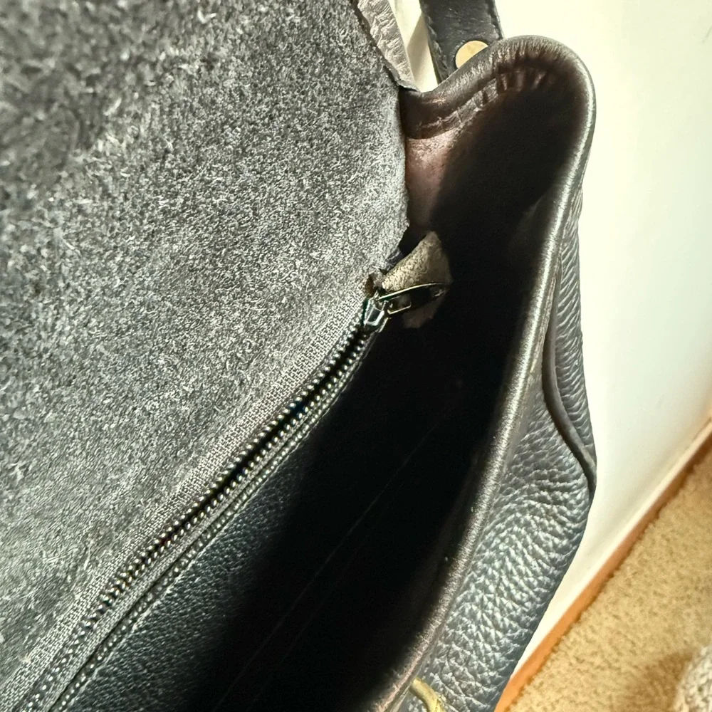 Vintage Dooney & Bourke, all leather black equestrian crossbody bag. - Picture 7 of 13
